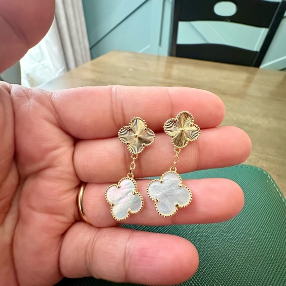 18k gold earrings with mother of pearl. SOLD - Picture 2 of 3